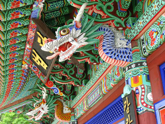 Vibrant Temple Colors in Seoraksan Park